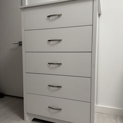 Dresser “5-Drawer” 🤍