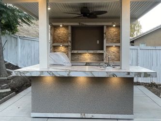 BBQ ISLAND WITH MEDIA WALL