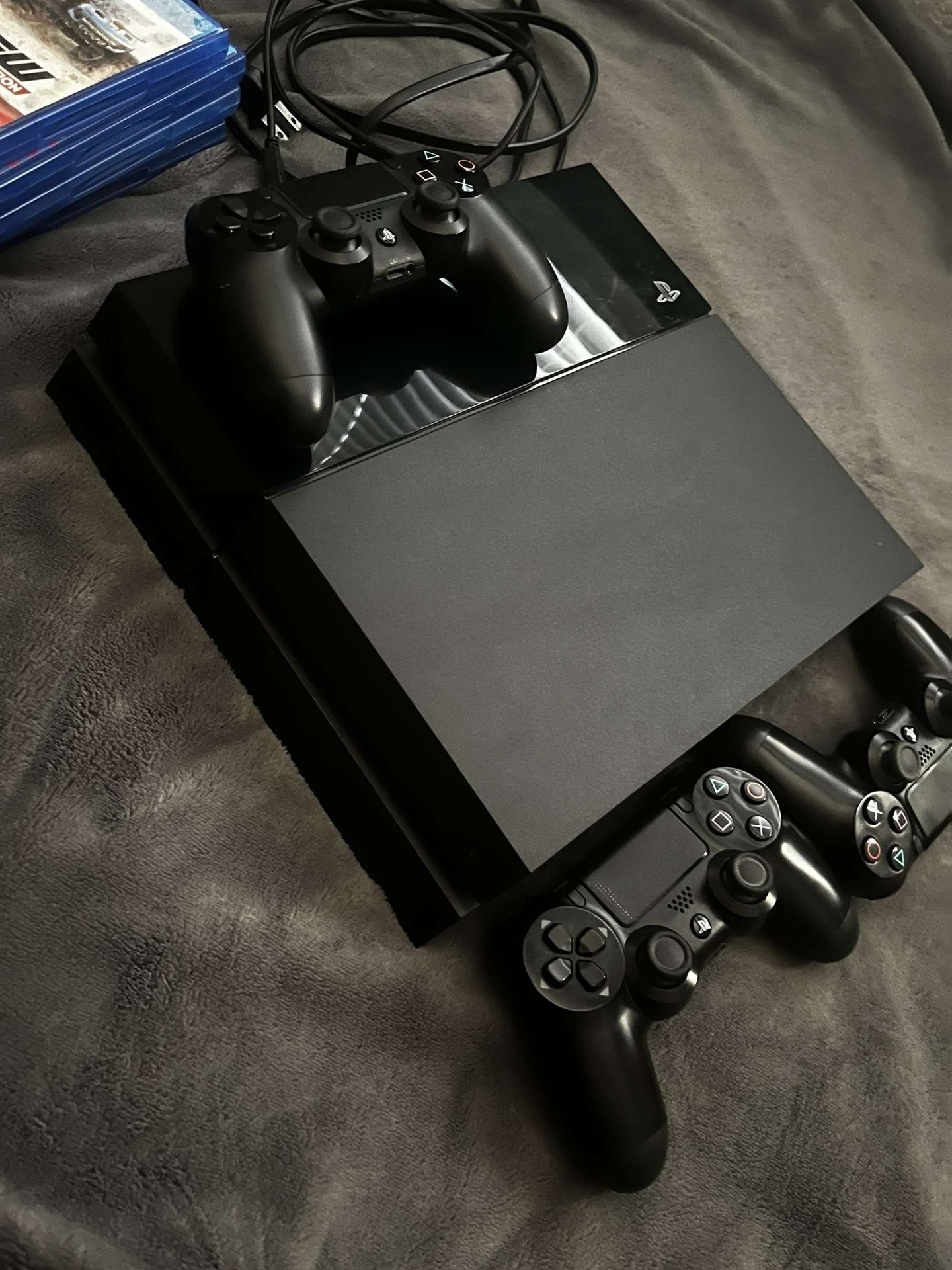 Ps4 With 3 Controllers