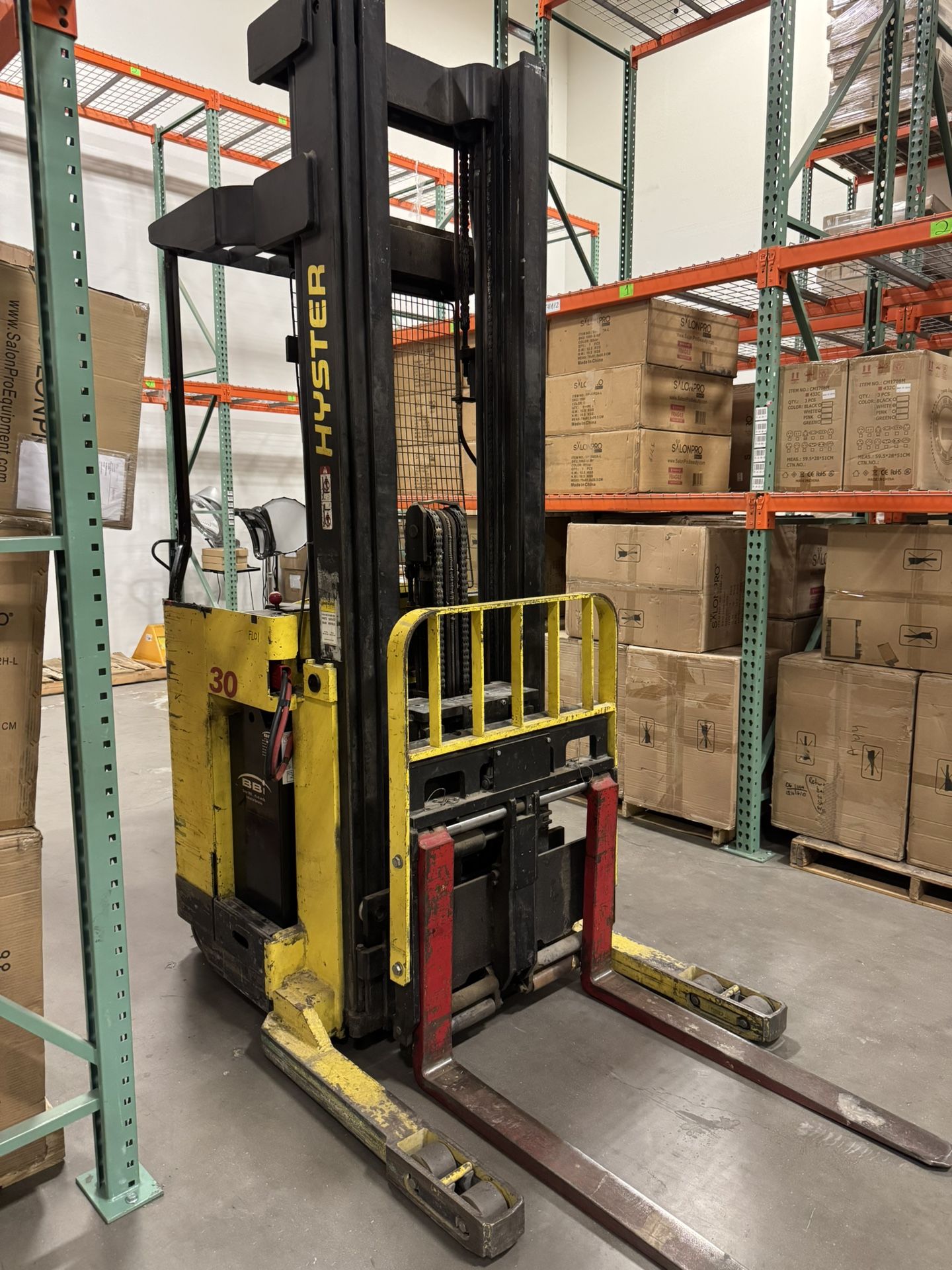 Hyster N30FR Electric Reach Forklift – Excellent Condition w/ Refurbished Battery & Charger