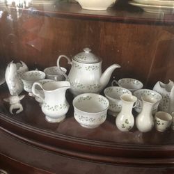 20 Pc Royal Tara Shamrock Tea Set