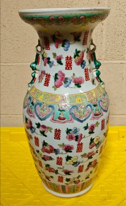 Big beautiful Chinese happiness vase