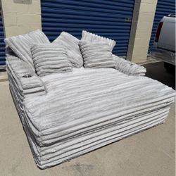 Chaise/Oversized Chair