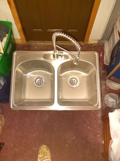 Double kitchen sink with extending faucet