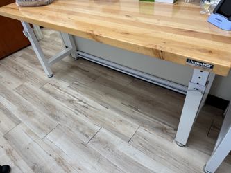 Adjustable height workbench