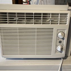 GE Window-mount Air Conditioner 
