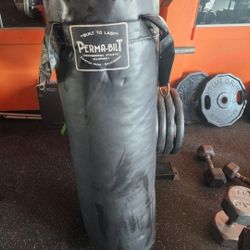 HEAVY LEATHER PUNCHING BAG 100 LBS ( EXCELLENT CONDITION  )