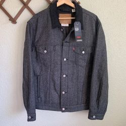 Composition & Care
65% polyester, 30% wool, 5% other fibres
Wool blend
Non-Stretch
Button closure
Long Sleeve
Welt hand pockets
Imported