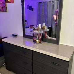 Dresser With Mirror 