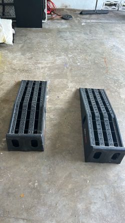 Plastic service ramp