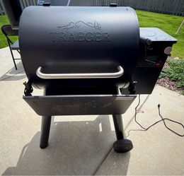 Traeger 575 Pro Pellet Smoker/ With New Cover