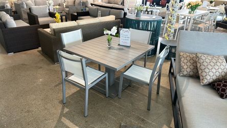 Outdoor dining set