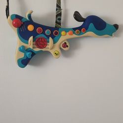 BEAUTIFUL GUITAR  DOGGY STRUM. ACOUSTIC, ELECTIC AND HOWL SOUND. BATTERIES INCLUDED. O