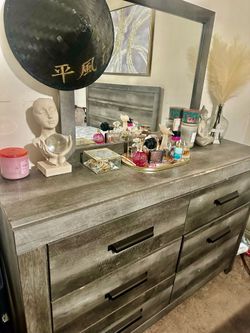 Queen Ashley, bed and dresser set