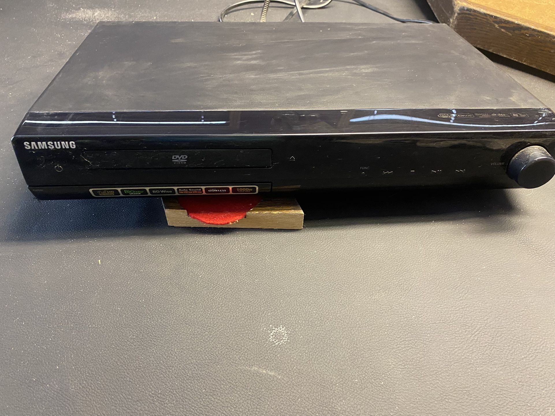 Samsung DVD Player HT-Z320With 28 DVDs