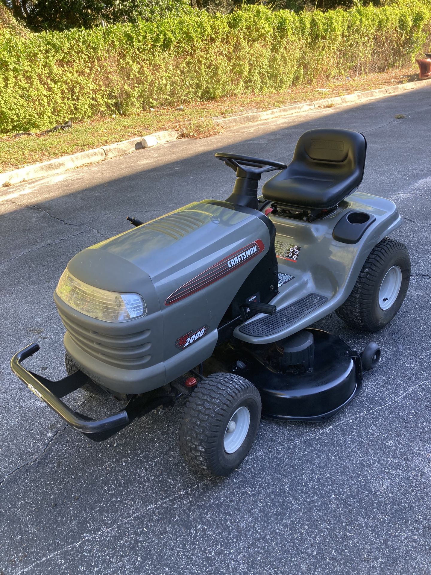 Good Condition Craftsman LT2000 Tractor 42 Inch Riding Lawn Mower
