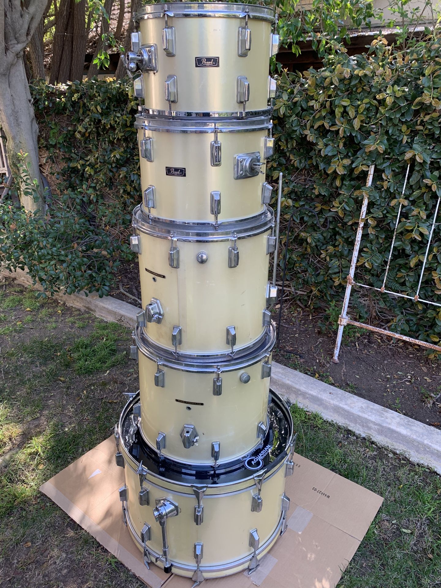 1972 Pearl Wood-Fiber glass drum kit, comes with mounting hardware