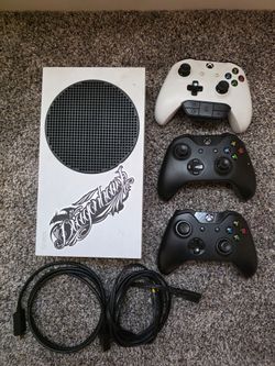XBOX SERIES S WITH 3 CONTROLLERS