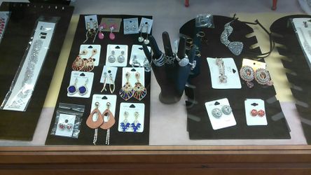 Costume jewelry $1-25