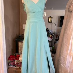 Celebrate Women’s Size 14 Aqua Color Chiffon Formal Gown