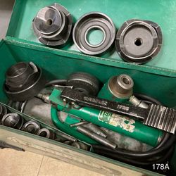 Greenlee 1725 Hydraulic Foot Pump with Ram and Knockout Set