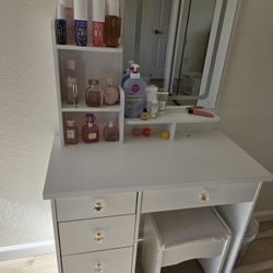 Makeup vanity