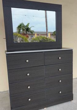 8 drawer with mirror and rails