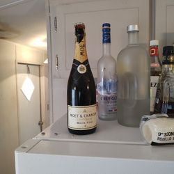 Moet & Chandon Champgne White Star 1743