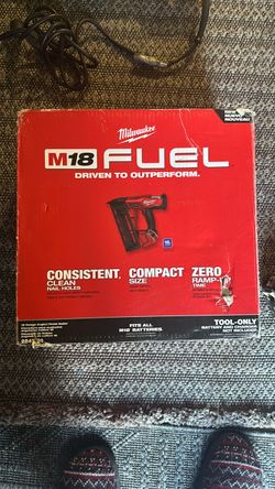 Milwaukee M18 FUEL 16 Gauge Angled Finish Nailer