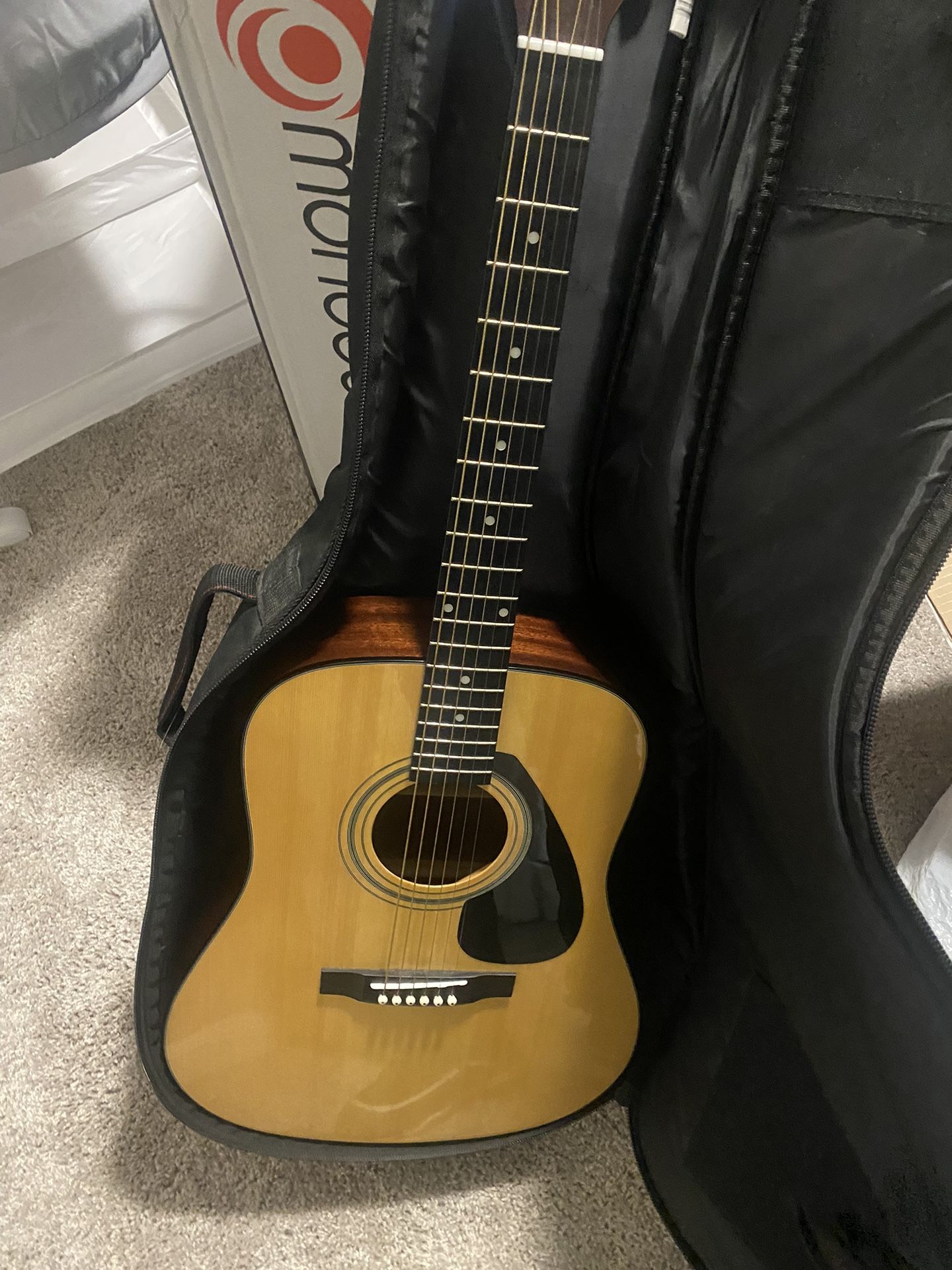 Yamaha Gigmaker 6 String Acoustic Guitar