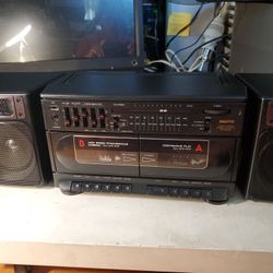 Vintage Sanyo Radio AM FM EQUALIZER CASSETTE SYTEM
