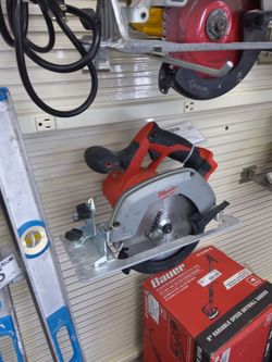Milwaukee circular saw comes with battery