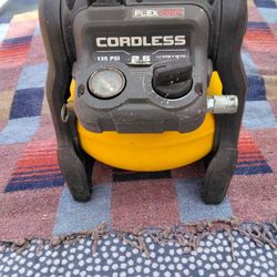 DeWalt Flex Volt 2.5 Gallon 135 PSI Cordless Compressor