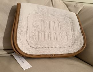 Marc Jacobs pebbled leather cream tan trim purse bag pouch travel