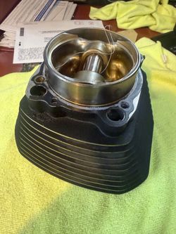 XL1200 cylinder and piston rear 2005 Harley Davidson