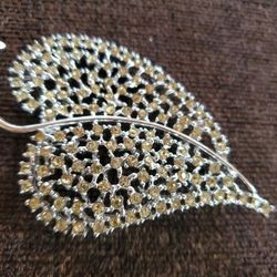 Vintage Dodd’s Rhinestones Large Leaf Brooch Signed/Silvertone