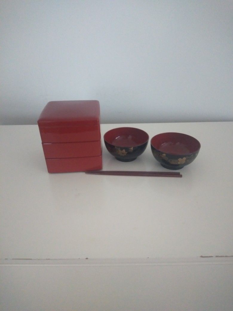 Japanese lacquered dish set