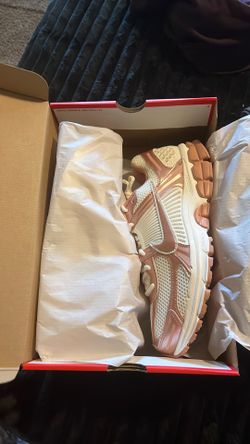 Rose gold Nike zoom vomero’s