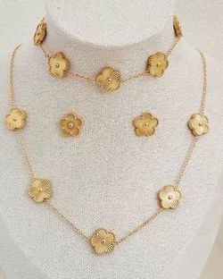 Gold-Tone Clover Flower Station Necklace