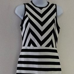 Ann Taylor LOFT Woman's Sleeveless Dress Size: 0 Color: Black/White 