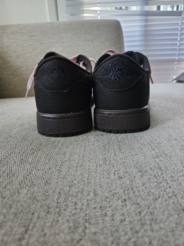 I'm selling New Shoes Size 9.5 It Comes With Replacement Box 📦 It Comes With 3 Pair Color Of Laces Pink,light Brown And Black