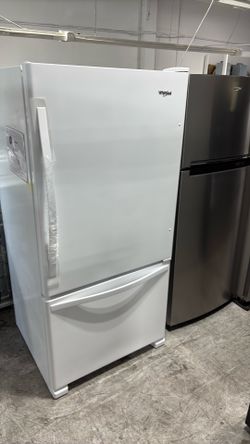 Whirlpool refrigerator with reversible door bottom freezer