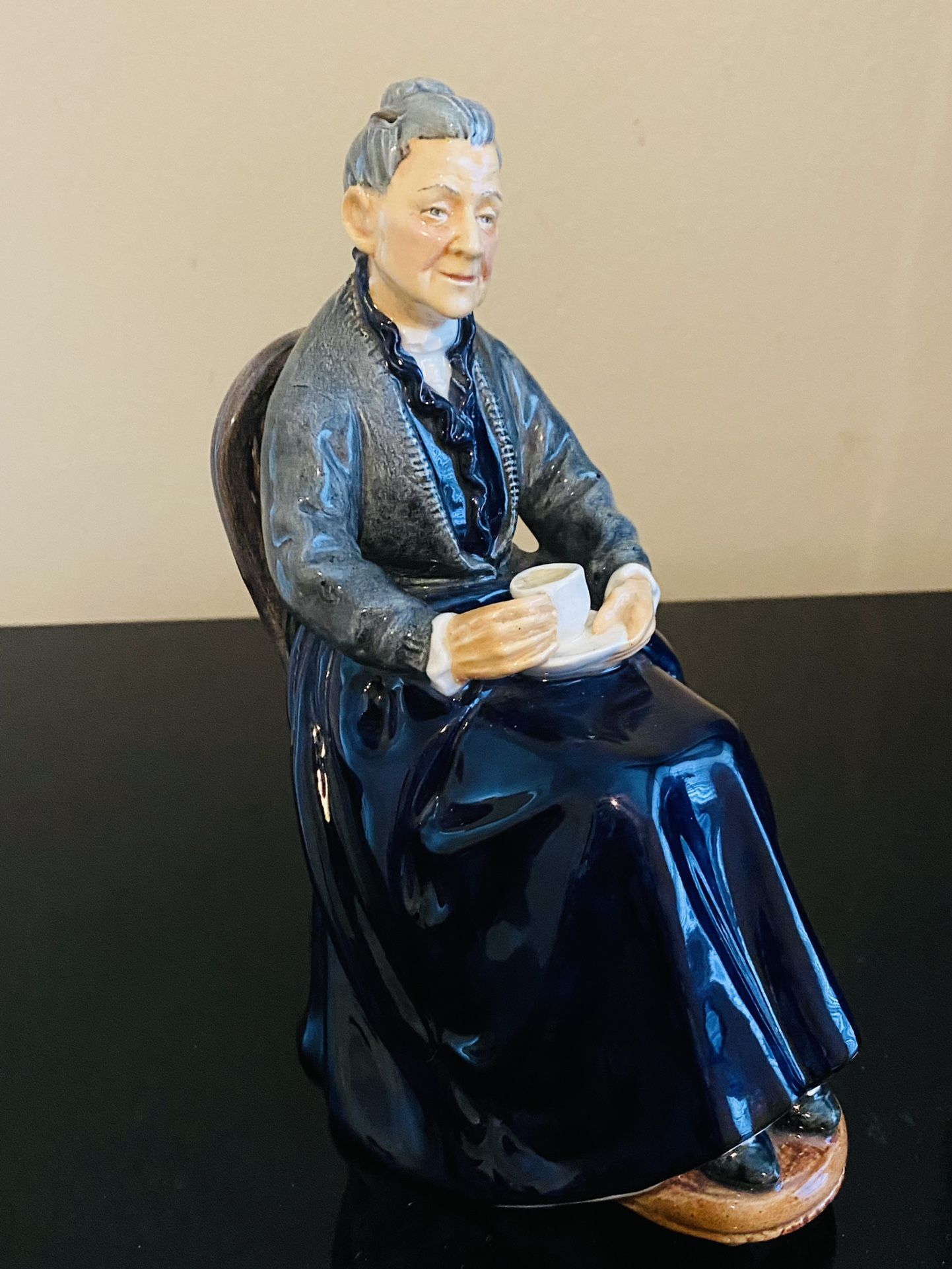 Royal Doulton Figurine "The Cup of Tea" - HN2322