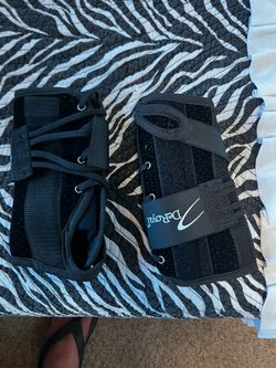 DeRoyal Pair of Black Wrist / Forearm Support Braces