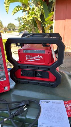 Milwaukee Carry On 3600w/1800w Power Supply Portable