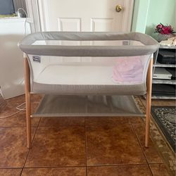 Baby bassinet with bedding sheets set