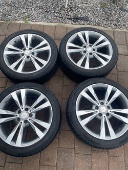 Used Mercedes C300 OEM Factory Rime with tires (size in description)