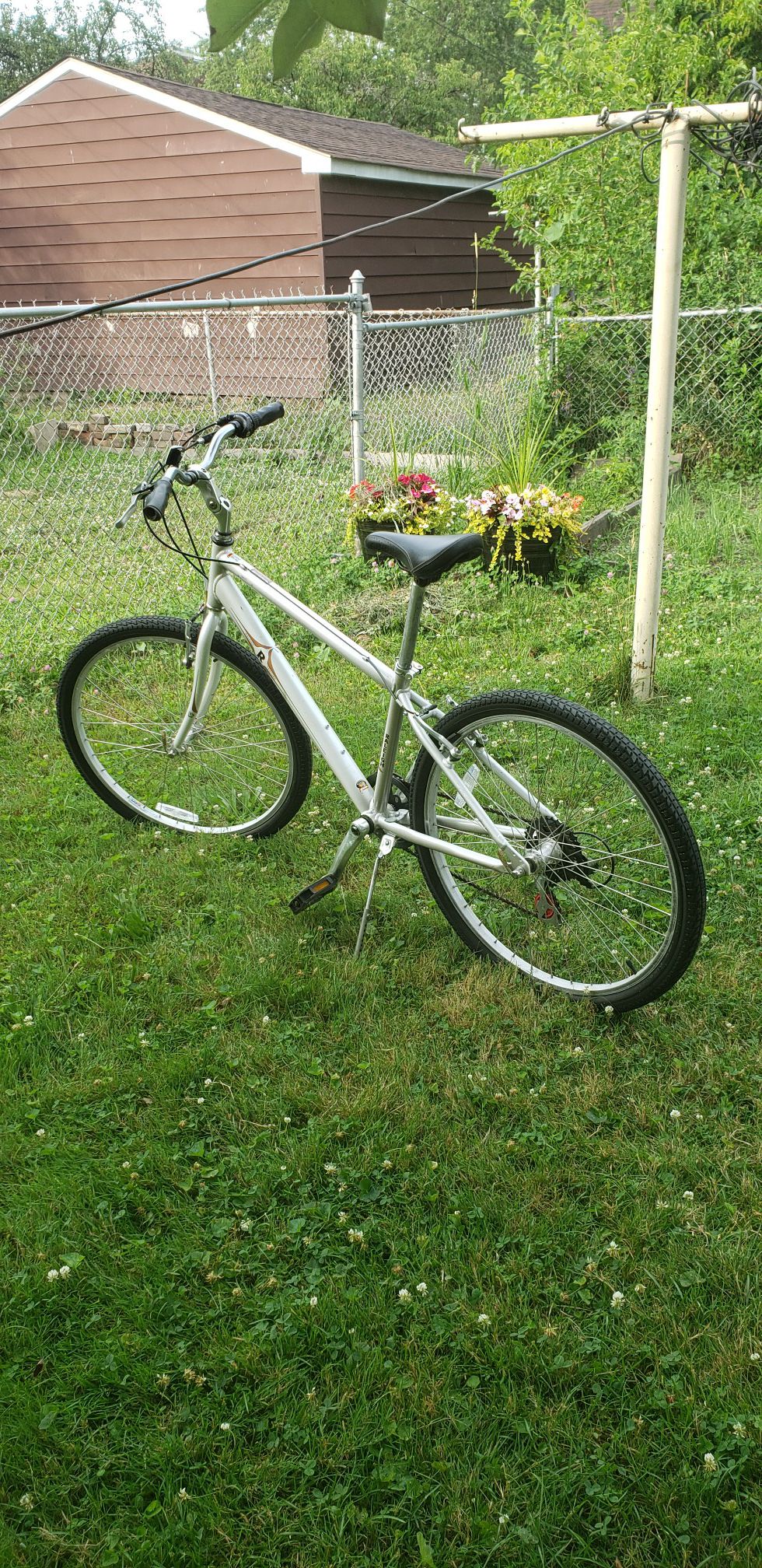 Raleigh venture bike, 26 inches tires size. High end bike, perfect condition.