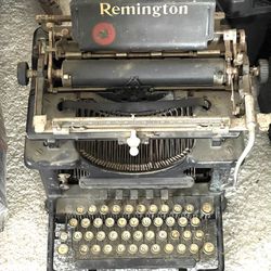 Antique functional 1920s Remington typewriter