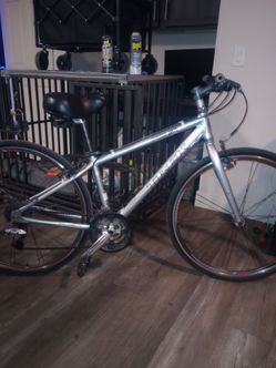 Trek 7.5 hybrid 700 series road bike not very old really good condition new brakes tires tubes
